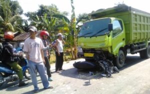 sepeda-motor-vs-truk